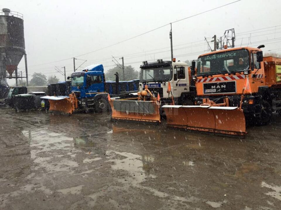 Utilajele de intervenție în caz de deszăpezire, pregătite cu mai bine de o luna înainte de data impusă de lege