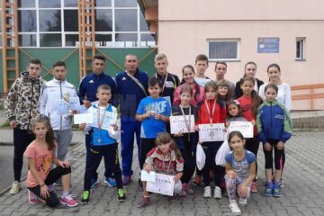 Atleții clubului CSM Dorna Vatra Dornei, alături de antrenorul Cristian Prâsneac