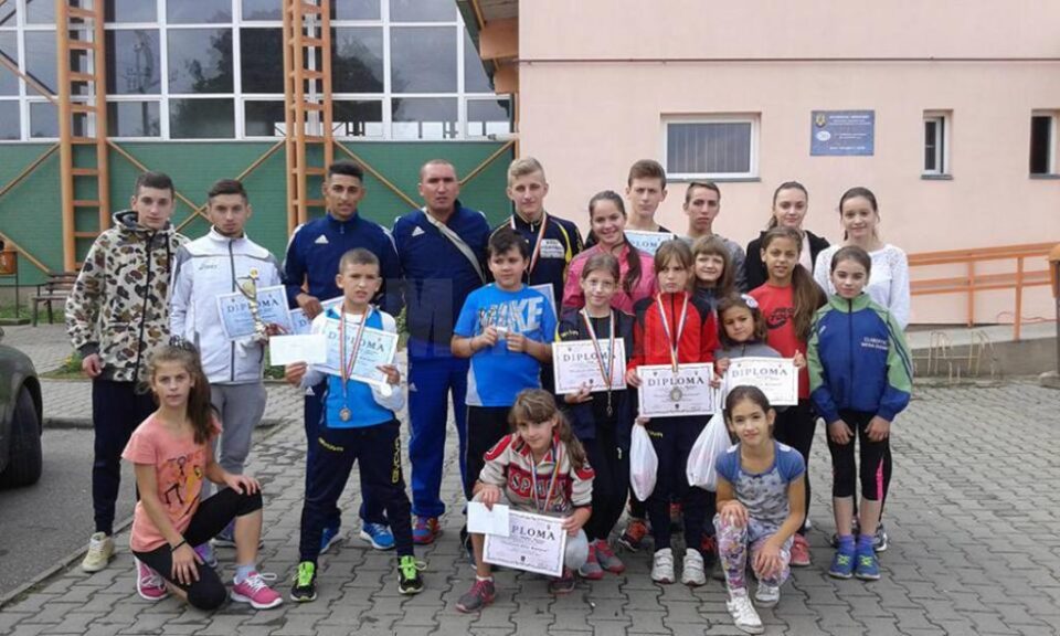 Atleții clubului CSM Dorna Vatra Dornei, alături de antrenorul Cristian Prâsneac