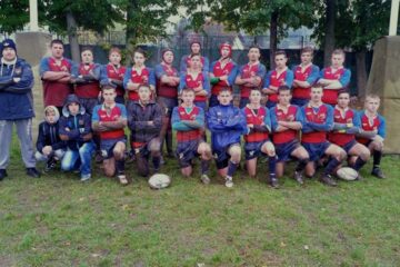 Echipa sub 18 ani a LPS Suceava, alături de antrenorul Codrin Prorociuc