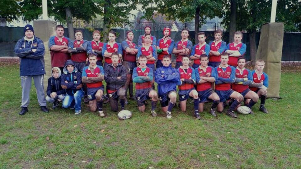 Echipa sub 18 ani a LPS Suceava, alături de antrenorul Codrin Prorociuc