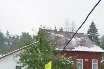 Cablu electric desprins și atârnat deasupra șoselei, la Vicovu de Jos