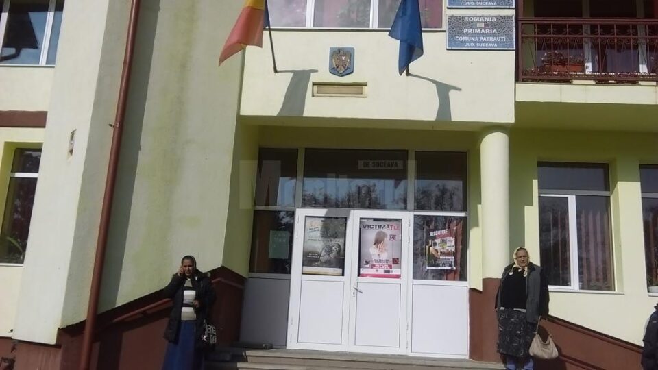 Pliante și afișe cu mesajul Campaniei “Cere ajutor. Nu cerși!”, împărțite elevilor din Pătrăuți