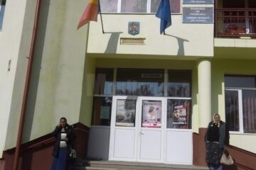 Pliante și afișe cu mesajul Campaniei “Cere ajutor. Nu cerși!”, împărțite elevilor din Pătrăuți