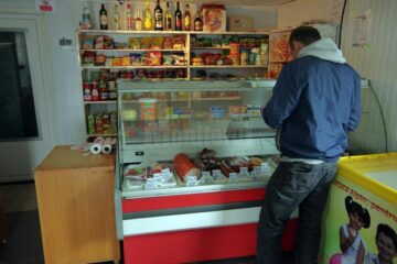 Mii de oameni lăsați zile în șir de E.ON la lumânare, efectele vânzării sistemului energetic național