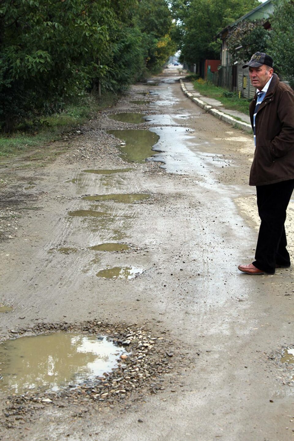 Sătul să își rupă mașina prin gropi, Ștefan Covțun s-a apucat să repare singur strada, dar s-a oprit, pentru a nu se trezi amendat că a intervenit pe domeniul public