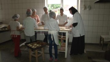 Dana, Cosmina, Vasilica, Andreea, Raluca și Narcisa au învățat de la maica Iustina să facă pâine împletită