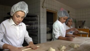 Două clădiri părăsite din Dolhasca, transformate de preotul Saftiuc în cămin pentru copii abandonați și în spital