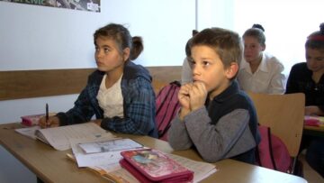 Două clădiri părăsite din Dolhasca, transformate de preotul Saftiuc în cămin pentru copii abandonați și în spital