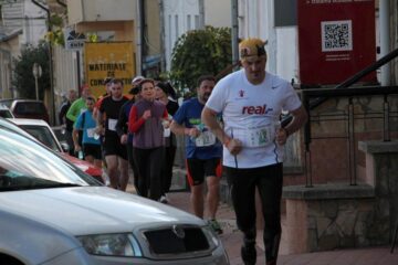 Peste 50 de tineri sportivi au alergat în ”Maratonul Cetăților” pentru ”Salvați Copiii”
