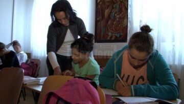 Două clădiri părăsite din Dolhasca, transformate de preotul Saftiuc în cămin pentru copii abandonați și în spital