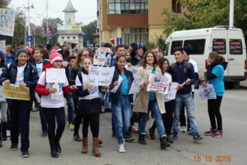 Peste 500 de elevi ai colegiului siretean au ieșit săptămâna trecută în centrul orașului