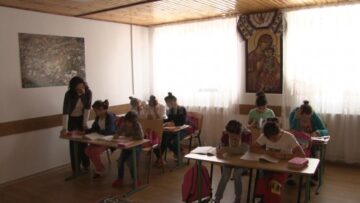 După cursuri, în sala de studiu, copiii își fac lecțiile