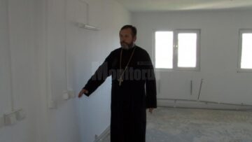Două clădiri părăsite din Dolhasca, transformate de preotul Saftiuc în cămin pentru copii abandonați și în spital