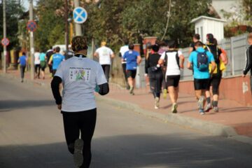 Peste 50 de tineri sportivi au alergat în ”Maratonul Cetăților” pentru ”Salvați Copiii”