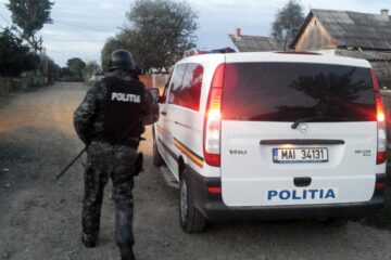 Polițiștii Serviciului de Investigații Criminale, în colaborare cu agenții și ofițerii Poliției Orașului Dolhasca și cu sprijinul mascaților de la Serviciul de Acțiuni Speciale, au descins vineri la Gulia
