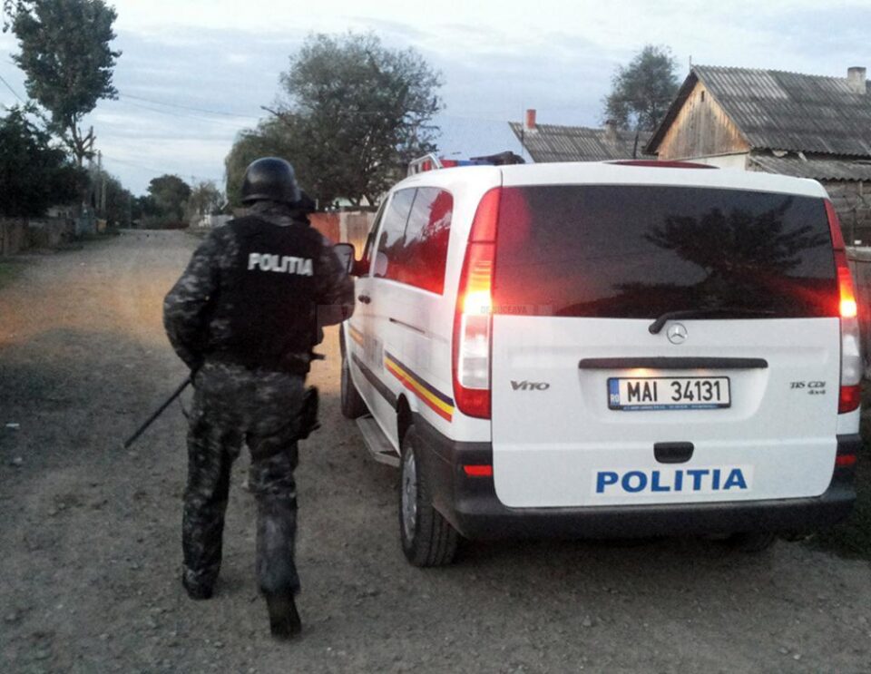 Polițiștii Serviciului de Investigații Criminale, în colaborare cu agenții și ofițerii Poliției Orașului Dolhasca și cu sprijinul mascaților de la Serviciul de Acțiuni Speciale, au descins vineri la Gulia