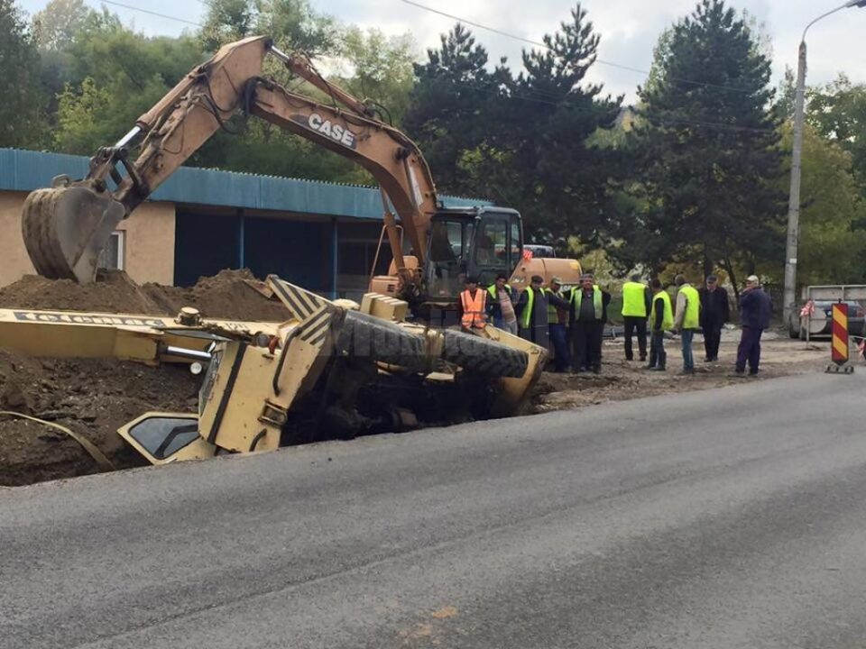 O automacara s-a răsturnat într-un șanț săpat pe strada Traian Vuia
