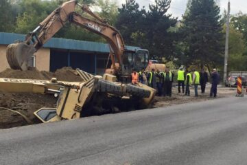 O automacara s-a răsturnat într-un șanț săpat pe strada Traian Vuia