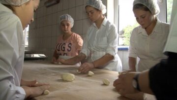 Două clădiri părăsite din Dolhasca, transformate de preotul Saftiuc în cămin pentru copii abandonați și în spital