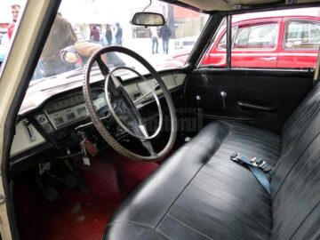 Regal al automobilelor retro, cu mașini de lux care au făcut istorie