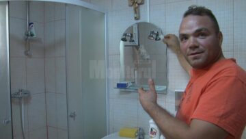 În casa lui Gheorghiță, baia este complet utilată, inclusiv cu lampă de machiaj pentru viitoarea soție