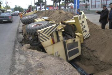 Utilajul se afla aproape de marginea șanțului, malul s-a surpat, iar macaraua s-a răsturnat