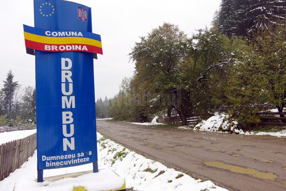 Indicatorul cu „Drum bun”, de la ieșirea din Brodina spre Ulma pare o gluma făcuta șoferilor