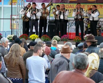 Lumea satului tradițional românesc a prins din nou viață la Festivalul fanfarelor