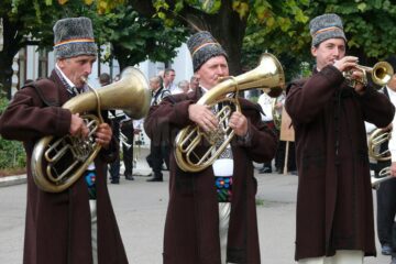 Lumea satului tradițional românesc a prins din nou viață la Festivalul fanfarelor
