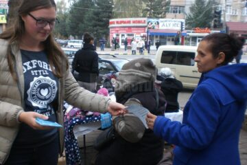 Elevii au distribuit flyere trecătorilor din Cartierul Burdujeni