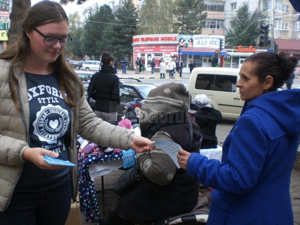 Elevii au distribuit flyere trecătorilor din Cartierul Burdujeni