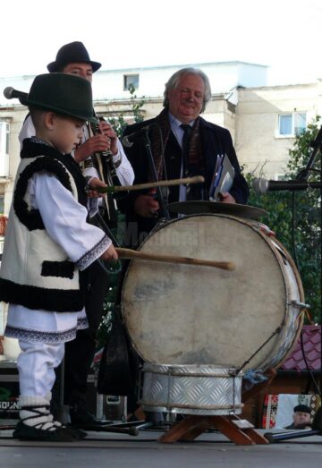 Lumea satului tradițional românesc a prins din nou viață la Festivalul fanfarelor