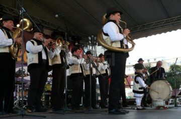 Lumea satului tradițional românesc a prins din nou viață la Festivalul fanfarelor