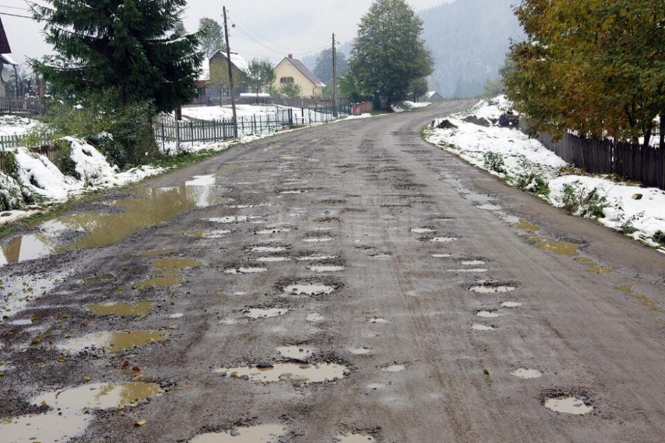 Catastrofalul drum județean Brodina - Ulma va intra în reabilitare și modernizare de anul viitor Catastrofalul drum județean Brodina - Ulma va intra în reabilitare și modernizare de anul viitor