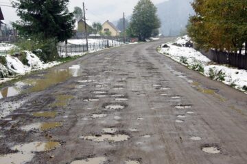 Catastrofalul drum județean Brodina - Ulma va intra în reabilitare și modernizare de anul viitor