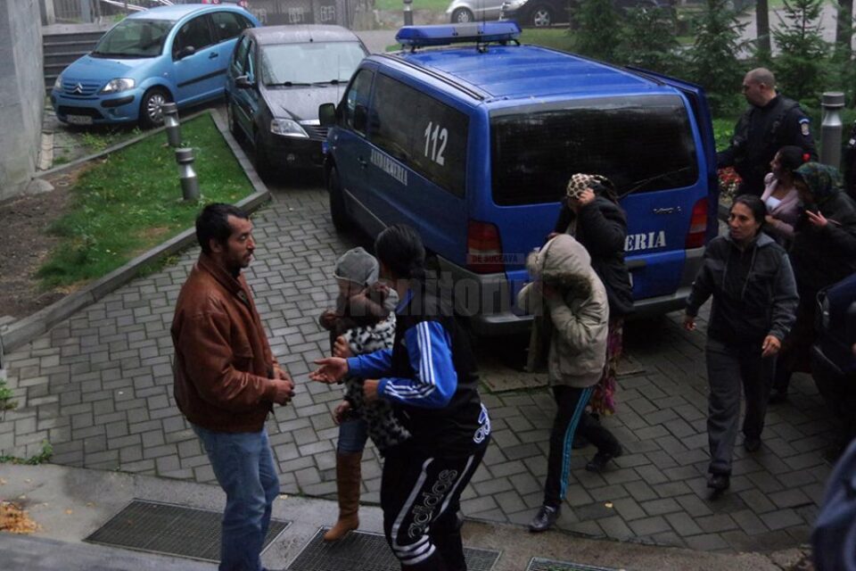 Cei 15 au fost aduși ieri de jandarmi în fața procurorilor, fiind urmăriți penal pentru mărturie mincinoasă sau favorizare a făptuitorului
