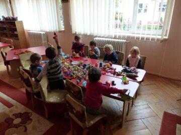 În prag de iarnă, preșcolarii de la Grădinița "Piticot" tremură de frig în sălile de clasă