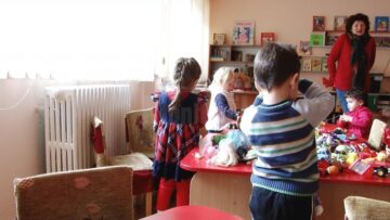 În prag de iarnă, preșcolarii de la Grădinița "Piticot" tremură de frig în sălile de clasă