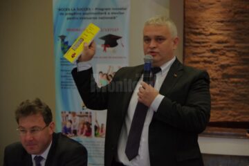 Sorin Avram Iacoban, președintele Federației Române de Șah, a înmânat personal directorilor școlilor truse și manuale de șah