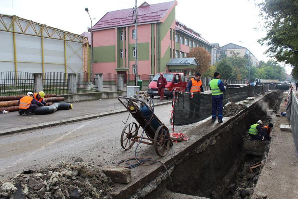 Lucrările de înlocuire a conductelor de termoficare de pe strada Amurgului sunt estimate a dura o lună de zile