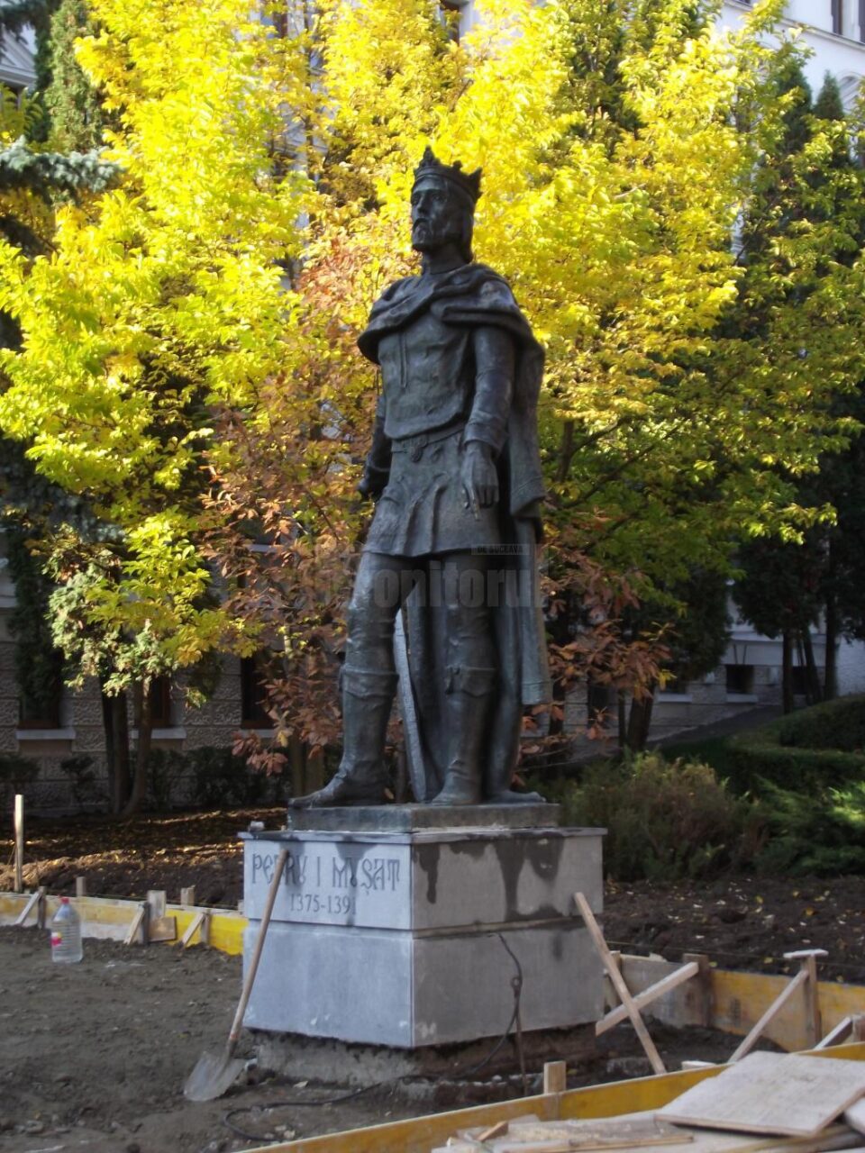 Statuia voievodului Petru I Mușat a fost reamplasată în centrul municipiului Suceava Statuia voievodului Petru I Mușat a fost reamplasată în centrul municipiului Suceava