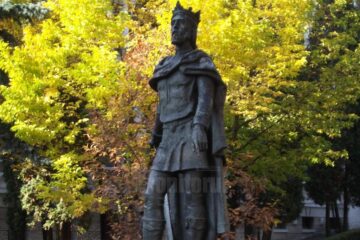 Statuia voievodului Petru I Mușat a fost reamplasată în centrul municipiului Suceava