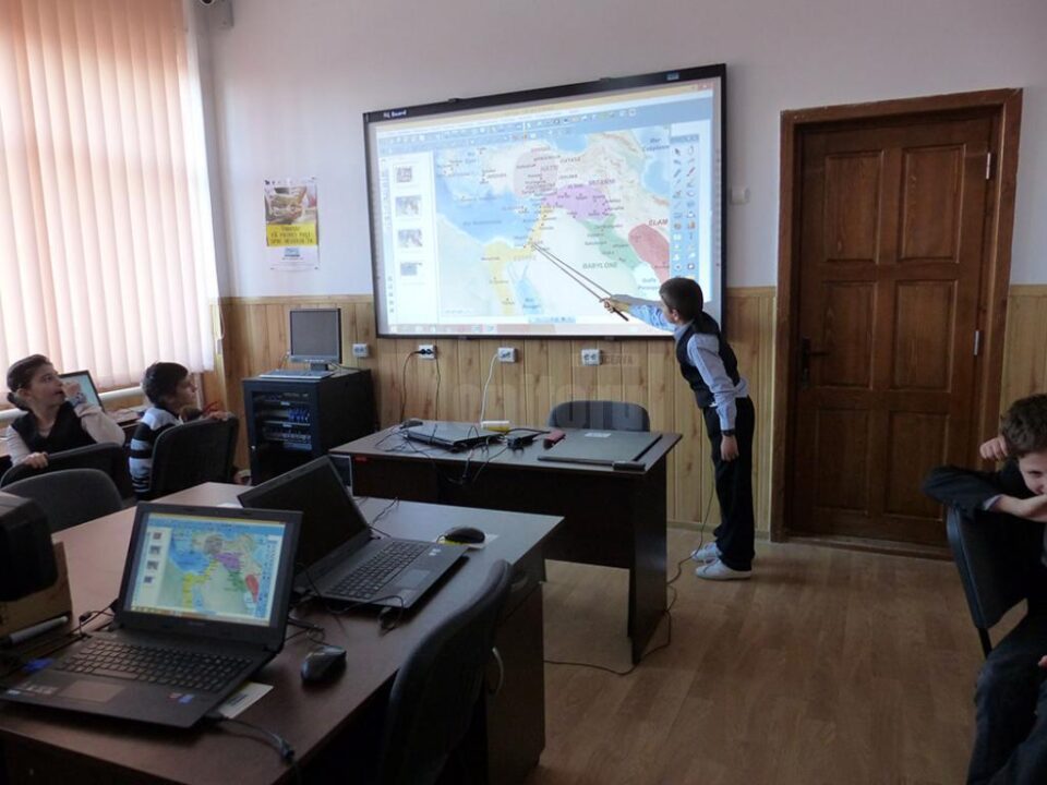 Elevii învață în laboratoare performante