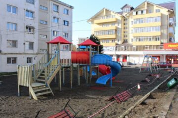 Cel mai mare dintre locurile de joacă refăcute total de Primăria Suceava, în cartierul Burdujeni