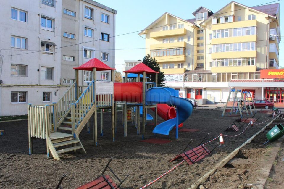 Cel mai mare dintre locurile de joacă refăcute total de Primăria Suceava, în cartierul Burdujeni