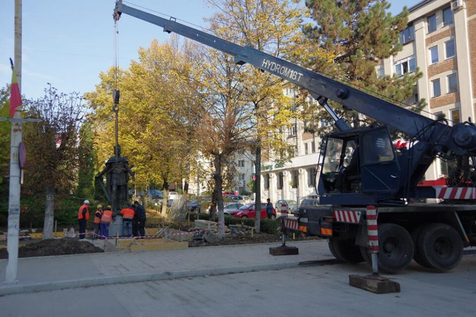 Statuia domnitorului moldovean a revenit în Centru după o absență de aproape 5 ani