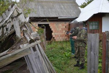 Trei cetățeni ucraineni suspecți de contrabandă cu țigări, reținuți cu ajutorul câinelui de intervenție