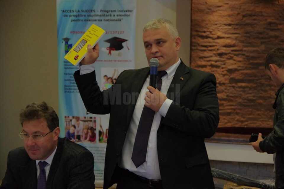Sorin Avram Iacoban a înmânat personal directorilor școlilor truse și manuale de șah Sorin Avram Iacoban a înmânat personal directorilor școlilor truse și manuale de șah