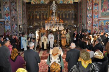 16 cupluri din comuna Șcheia care au împlinit 50 de ani de căsătorie au fost sărbătorite duminică, 25 octombrie, de comunitate